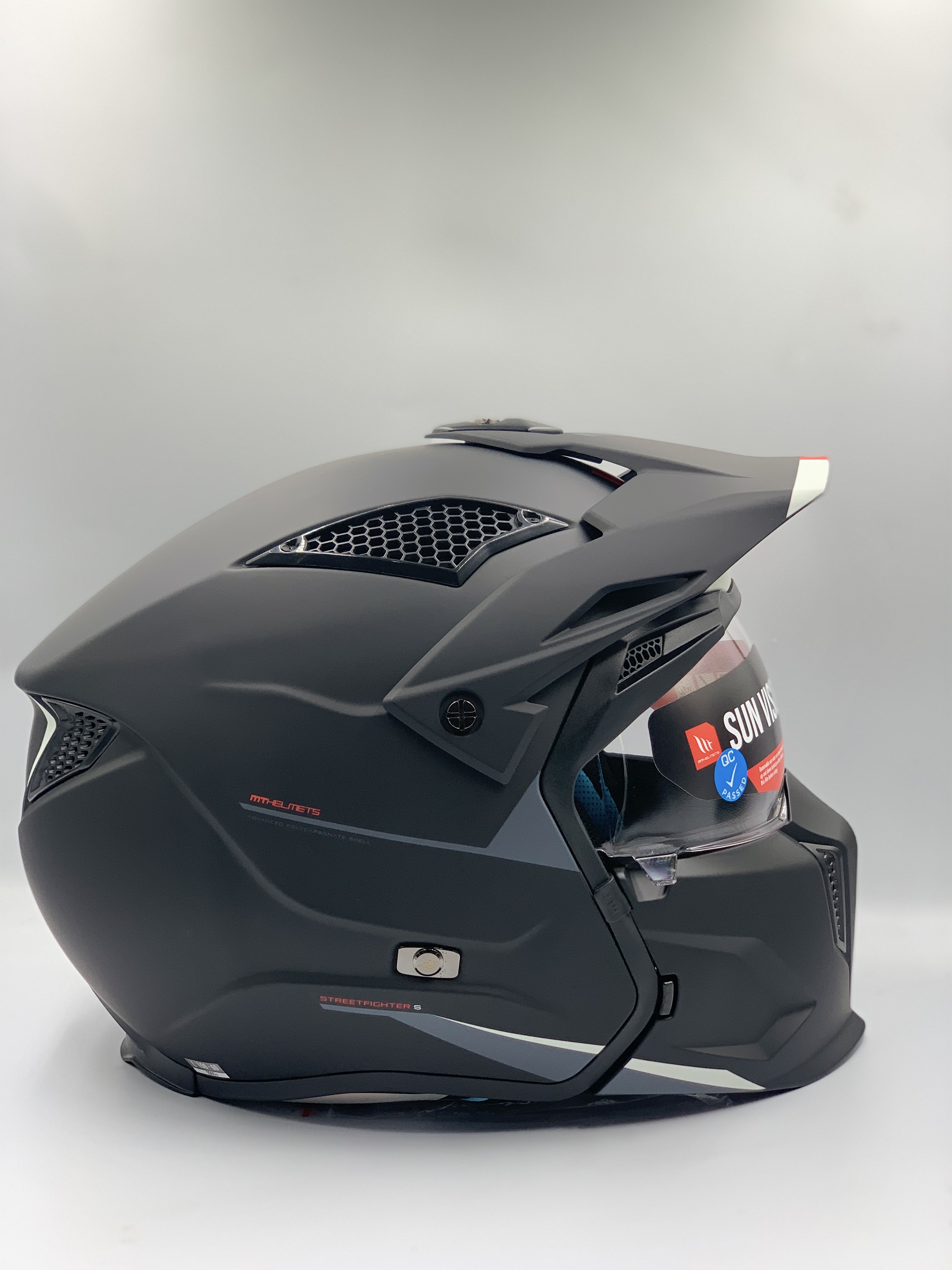 MT Street Fighter Solid A1 Matt Black ( LATEST ECE 22.06)